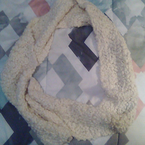 2 SCARVES - Picture 2 of 7